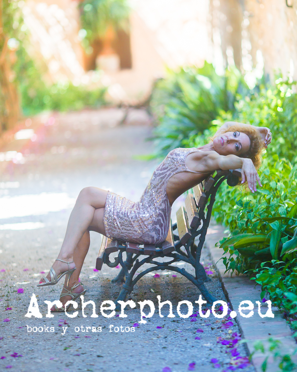 Eva, 2019 (2). Eva sentada posando en unos jardines de Valencia, fotografía de Archerphoto, fotografo profesional Valencia.