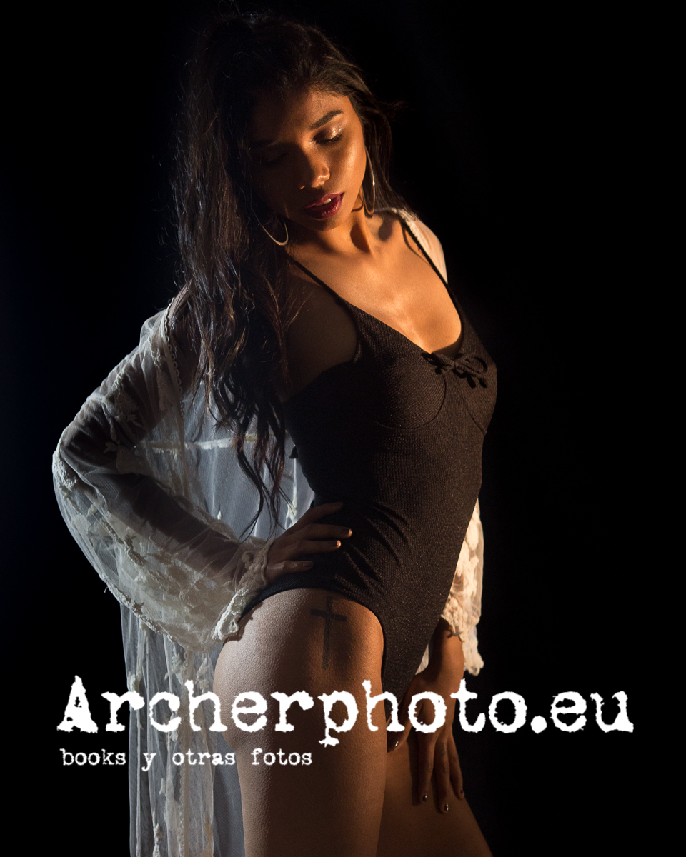 Sara boudoir fondo negro, por Archerphoto fotografia Valencia