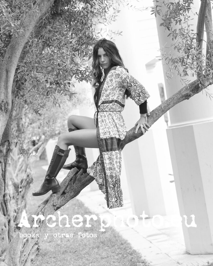 Ana, 2021 (7) en un árbol por Archerphoto, fotógrafo profesional València para books y redes sociales