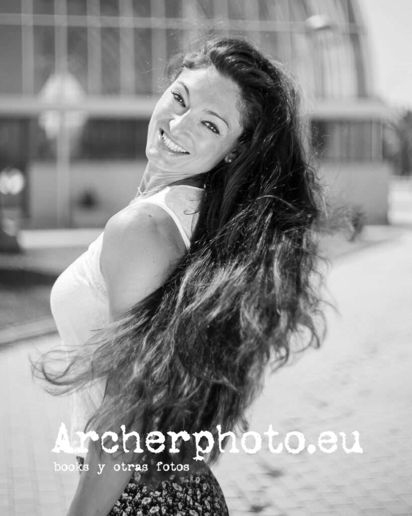 Fotos en exteriores en la ciudad de València en verano. Una imagen de Gabriella Vico frente al Palau de la Música, Gabriella Vico, 2021 (5)