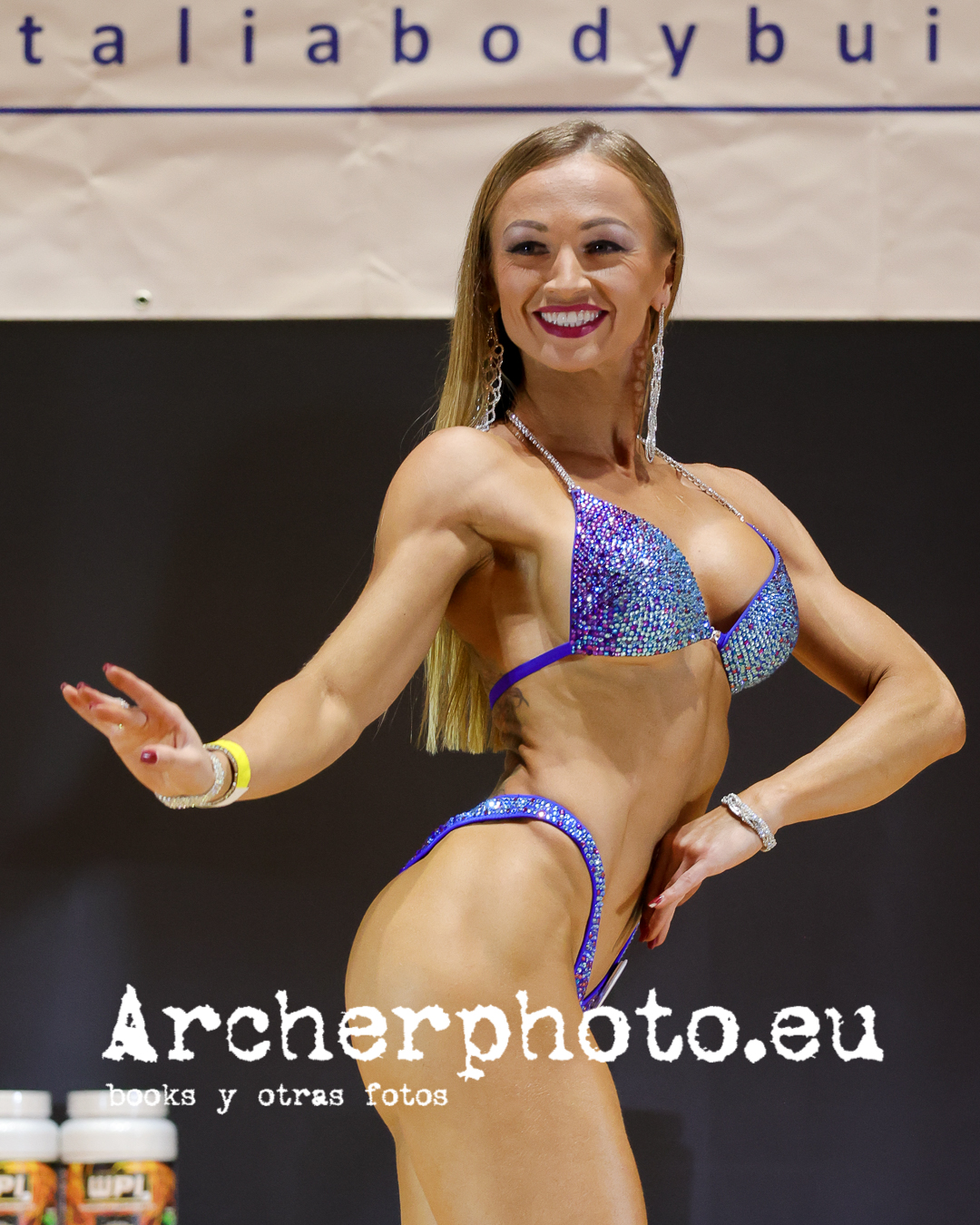 Campeonato de fisicoculturismo y fitness 6-11-2022: Karina Maniliak, 2022, ganadora absoluta Bikini, Mr. Universe CIBB Llíria