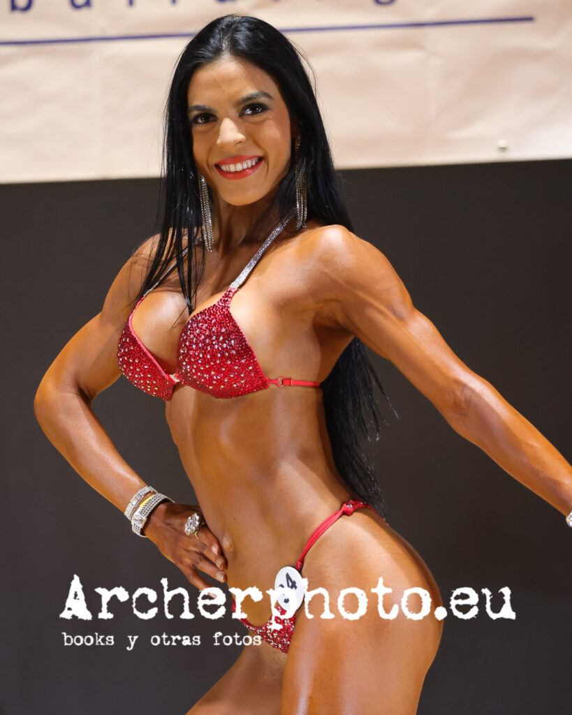 Campeonato de fisicoculturismo y fitness 6-11-2022: Lydia Alzurut, 2022, ganadora Bikini First Time, Mr. Universe CIBB Llíria