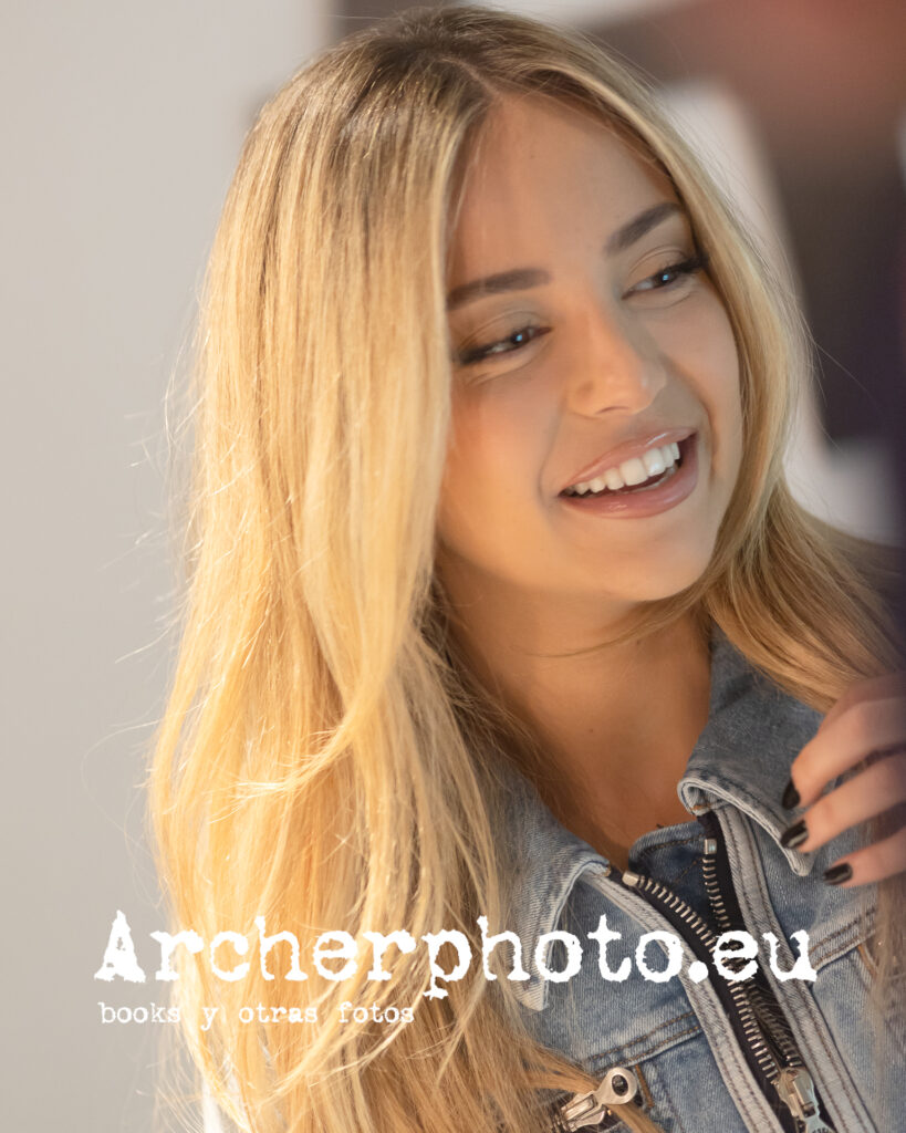 Ana Mena, 2023 (2), fotos en la FNAC en València, España. Imagen de Sergi Albir, Archerphoto, fotógrafo retratos.